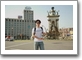 西班牙广场喷泉前， 手中的便是D.K.的travel guide